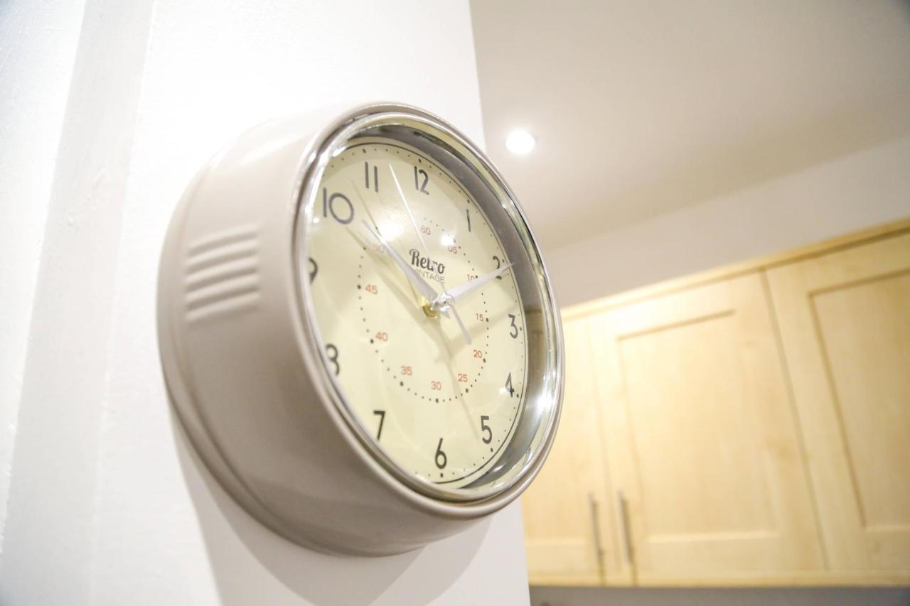 Serviced Apartment In Liverpool City Centre - Free Parking - Balcony - By Happy Days Ngoại thất bức ảnh
